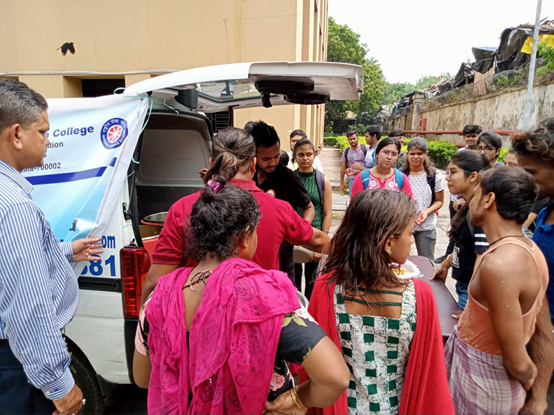 Food distribution to the slum childrens